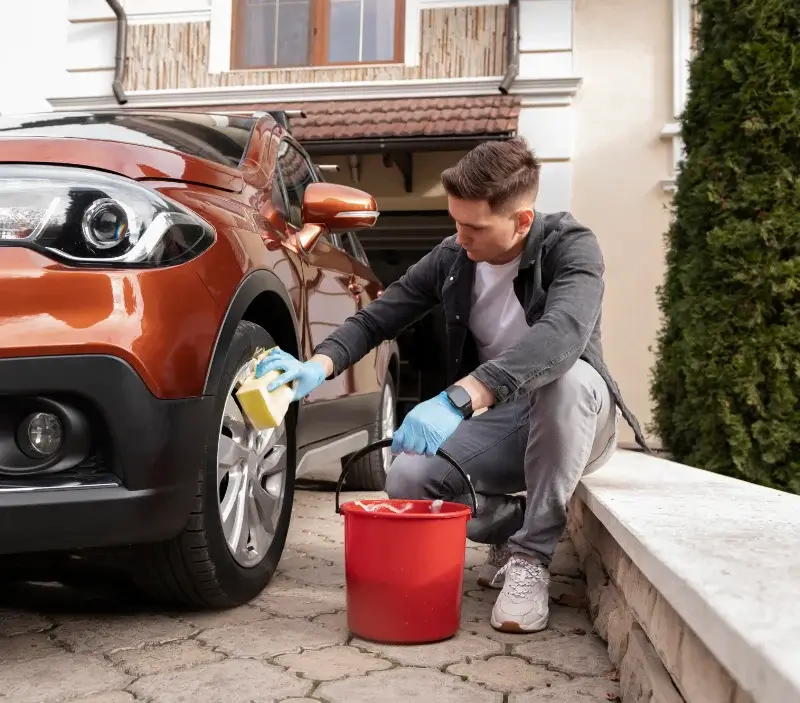 Lavage auto à domicile Les Bordes : professionnel intervenant sur un véhicule